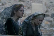 l-r: Phia Saban als Queen Helaena Targaryen, Olivia Cooke als Queen Alicent Hightower l-r: Phia Saban als Queen Helaena Targaryen, Olivia Cooke als Queen Alicent Hightower