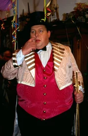 Kommissar Benno Berghammer (Ottfried Fischer) hat sich verkleidet.