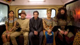 Foto, v.li.n.re: Sacajawea (Mizuo Peck), Teddy Roosevelt (Robin Williams), Larry Daley (Ben Stiller), Ahkmenrah (Rami Malek) und Atilla the Hun (Patrick Gallagher)    Photo credit: Kerry Brown; Foto, v.li.n.re: Sacajawea (Mizuo Peck), Teddy Roosevelt (Robin Williams), Larry Daley (Ben Stiller), Ahkmenrah (Rami Malek) und Atilla the Hun (Patrick Gallagher)    Photo credit: Kerry Brown