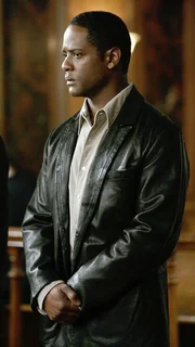 Miles Sennet (Blair Underwood) soll seine Ex-Frau auf offener Stra&szlig;e mit Benzin &uuml;bergossen und angez&uuml;ndet haben, nachdem er sie zuvor bereits vergewaltigt haben soll.