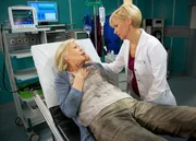 Kathrin Globischs (Andrea Kathrin Loewig, re.) demenzkranke Mutter Eva (Heidemarie Wenzel, li.) wird in die Notaufnahme eingeliefert. Aus ungekl&auml;rten Gr&uuml;nden hat sie in ihrem Zimmer im Pflegeheim einen Brand verursacht und sich dabei eine Rauchvergiftung zugezogen.