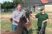 Tobi K&auml;mmerer mit Silke Philipp-Odermatt, die mit Lamas, Alpakas und Eseln Trekking-Touren veranstaltet.