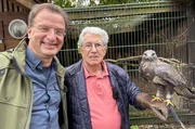 Matthias Reinschmidt nimmt seinen Freund Frank Elstner mit in eine Auffangstation für Vögel – inklusive Mäusebussard. Matthias Reinschmidt nimmt seinen Freund Frank Elstner mit in eine Auffangstation für Vögel – inklusive Mäusebussard.