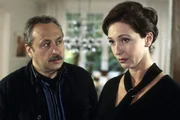 Frau Steinh&ouml;fel (Mich&eacute;le Marian) ist tief getroffen, als Kommissar Stubbe (Wolfgang Stumph) ihr die Nachricht vom Tod ihres Mannes &uuml;berbringt.