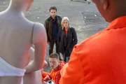 Nach dem Mord an einem M&uuml;llmann suchen Hauptkommissarin Inga L&uuml;rsen und Kommissar Stedefreund nach Zeugen (hinten von links: Kommissar Stedefreund (Oliver Mommsen), Hauptkommissarin Inga L&uuml;rsen (Sabine Postel)), vorne von links: Sascha (Jacob Matschenz), Tarik (Patrick Abozen)).