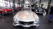 Ein Mercedes-Benz 300 SL "Gullwing" mit weit geöffneten Flügeltüren: eine Ikone des Automobildesigns. Ein Mercedes-Benz 300 SL "Gullwing" mit weit geöffneten Flügeltüren: eine Ikone des Automobildesigns.