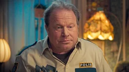 Der Polizist Paul Eismann (Claes Malmberg) nimmt seine Aufgabe sehr ernst.