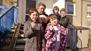 Mutter Tina (29) und Vater Heiko (35) wollen raus aus der Armut. Die Familie aus Halle-Neustadt lebt mit ihren drei Kindern Jasmin (11), Lena (9) und Pascal (4) in einem Plattenbau.