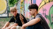 Pit (Metkan Kalan, rechts) hat in Lukas (Leevi Tjelle Höhlein, links) einen neuen Freund gefunden, doch eine Nachricht seiner alten Clique kippt die Stimmung. Pit (Metkan Kalan, rechts) hat in Lukas (Leevi Tjelle Höhlein, links) einen neuen Freund gefunden, doch eine Nachricht seiner alten Clique kippt die Stimmung.