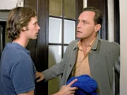 Thorben (Matthias Schloo, li.) begreift, dass er mit seiner Eifersucht zu weit gegangen ist. Er sorgt daf&uuml;r, dass Gregor Wagner (Karl-Heinz von Liebezeit,re.), nach Elisabeth Wagners Aufwachen, an ihrem Bett sitzt.