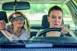 L-R: Franny (Karoline Herfurth) and Mel (Hannah Herzsprung)