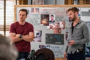 Jesse Lee Soffer as Jay Halstead, Patrick John Flueger as Adam Ruzek (r.)