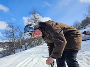 Leyla macht ihren Hundeschlitten fit f&uuml;r die Tour.