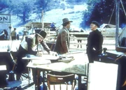 Reverend Alden (Dabbs Greer, r.) kann sich mit dem Aufbau einer Zelt- und Vergnügungsstadt für die Arbeiter nicht anfreunden. Reverend Alden (Dabbs Greer, r.) kann sich mit dem Aufbau einer Zelt- und Vergnügungsstadt für die Arbeiter nicht anfreunden.