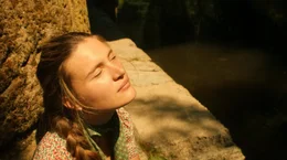 Maria (Marlene Burow) h&auml;ngt ihren Tagtr&auml;umen nach.