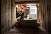 Georges Dupin (Pasquale Aleardi) nimmt einen Brief entgegen, den seine Frau Claire (Christina Hecke) sehnsüchtig erwartet. Georges Dupin (Pasquale Aleardi) nimmt einen Brief entgegen, den seine Frau Claire (Christina Hecke) sehnsüchtig erwartet.