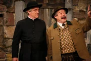 Der Bichlbauer (Werner Asam) wartet mit dem Pfarrer (G&ouml;tz Burger, links) auf die Buckl-Walli.