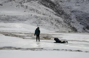 Sherali (re.) und Ali Sayakov (li.) müssen im Winter immer wieder gefährliche, eisglatte Stellen überqueren. Sherali (re.) und Ali Sayakov (li.) müssen im Winter immer wieder gefährliche, eisglatte Stellen überqueren.