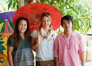 SF unterwegs - Thailand Moderatorin Wasiliki Goutziomitros (M.) mit Arbeitenden einer Schirmfabrik in Chiang Mai