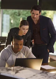 K&ouml;nnen Chloe (Lauren German, M.) und Lucifer (Tom Ellis, r.) dunkle Geheimnisse des Profisports aufdecken, in die auch der junge Footballspieler Ty Huntley (Redaric Williams, l.), durch den Fund einer Leiche bei ihm im Pool, hineingezogen wird?