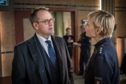 Matthias Begemann (Stephan Schad, l.), leitender Beamter des Hamburger Innensenats, macht Melanie (Sanna Englund, r.) klar, dass sie mit weitreichenden Konsequenzen zu rechnen hat, wenn sein Sohn nicht mit einer weißen Weste aus den Ermittlungen hervorgeht. Matthias Begemann (Stephan Schad, l.), leitender Beamter des Hamburger Innensenats, macht Melanie (Sanna Englund, r.) klar, dass sie mit weitreichenden Konsequenzen zu rechnen hat, wenn sein Sohn nicht mit einer weißen Weste aus den Ermittlungen hervorgeht.