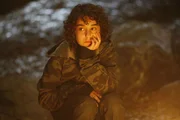 Capt. Willis Sohn Brian (Alex Wolff) hat Monk durchschaut: der kauzige Detektiv will sich beim Camping bei ihm einschleimen, damit Brians Vater für dessen Wiedereinstellung plädiert. Capt. Willis Sohn Brian (Alex Wolff) hat Monk durchschaut: der kauzige Detektiv will sich beim Camping bei ihm einschleimen, damit Brians Vater für dessen Wiedereinstellung plädiert.