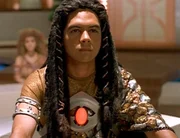 Skaara (Alexis Cruz, Bild) war die letzten zwei Jahre Wirt des Goa'Ulds Klorel. Jetzt wird entschieden, wer der beiden sterben muss. Skaara (Alexis Cruz, Bild) war die letzten zwei Jahre Wirt des Goa'Ulds Klorel. Jetzt wird entschieden, wer der beiden sterben muss.