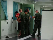 Lockdown wirft einen Blick hinter die Mauern: Egal ob die kokainsüchtige Mutter, der heroinsüchtige Wiederholungstäter oder der manisch-depressive Häftling - alle kämpfen mit den äußerst brutalen Bedingungen im Bezirksgefängnis ... Lockdown wirft einen Blick hinter die Mauern: Egal ob die kokainsüchtige Mutter, der heroinsüchtige Wiederholungstäter oder der manisch-depressive Häftling - alle kämpfen mit den äußerst brutalen Bedingungen im Bezirksgefängnis ...