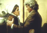 Charles (Michael Landon, r.) begrüßt seine Tochter Laura (Melissa Gilbert, l.), die er gebeten hat, Albert wegen dessen Schwierigkeiten aufzunehmen. Charles (Michael Landon, r.) begrüßt seine Tochter Laura (Melissa Gilbert, l.), die er gebeten hat, Albert wegen dessen Schwierigkeiten aufzunehmen.