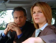 Detective Robert Goren (Vincent D'Onofrio) und Detective Alexandra Eames (Kathryn Erbe) beschatten einen mutmaßlichen Mörder. Detective Robert Goren (Vincent D'Onofrio) und Detective Alexandra Eames (Kathryn Erbe) beschatten einen mutmaßlichen Mörder.