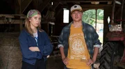 Svenja Hansen (Johanna Götting) erklärt Feriengast Leon Gebhard (Johannes Degen) die Arbeiten auf dem Hof. Svenja Hansen (Johanna Götting) erklärt Feriengast Leon Gebhard (Johannes Degen) die Arbeiten auf dem Hof.