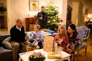 Schon für die Kinder Annabelle (2.v.r.) und Henry (2.v.l.) wollen sich Richard (Silvan-Pierre Leirich, l.), Justus (Matthias Brüggenolte, M.) und Simone (Tatjana Clasing) trotz aller Widrigkeiten das Fest im Kreise der Familie nicht verderben lassen. Schon für die Kinder Annabelle (2.v.r.) und Henry (2.v.l.) wollen sich Richard (Silvan-Pierre Leirich, l.), Justus (Matthias Brüggenolte, M.) und Simone (Tatjana Clasing) trotz aller Widrigkeiten das Fest im Kreise der Familie nicht verderben lassen.