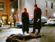 Eames (Kathryn Erbe) und Goren (Vincent D'Onofrio) untersuchen den Leichnam von Enrique Ibarra (Marcos Muniz, liegend). Eames (Kathryn Erbe) und Goren (Vincent D'Onofrio) untersuchen den Leichnam von Enrique Ibarra (Marcos Muniz, liegend).