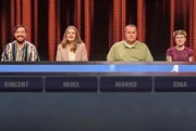 ARD GEFRAGT - GEJAGT FOLGE 886 (WH.), "Alexander Bommes präsentiert beliebtes Quizformat". Aufzeichnung zum ARD-Quiz „Gefragt-Gejagt“. Die Kandidaten (v.l.n.r. am Panel): Vincent Wener, Heike Horst, Marko Kuhn, Gina Rennett. ARD GEFRAGT - GEJAGT FOLGE 886 (WH.), "Alexander Bommes präsentiert beliebtes Quizformat". Aufzeichnung zum ARD-Quiz „Gefragt-Gejagt“. Die Kandidaten (v.l.n.r. am Panel): Vincent Wener, Heike Horst, Marko Kuhn, Gina Rennett.