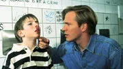 Der Lehrer Rene Schulte (Dirk Mierau, r.) untersucht die Verletzung von Patrick (Philippe Betrand). Patrick verschweigt ihm, dass Maik ihn geschlagen hat. Der Lehrer Rene Schulte (Dirk Mierau, r.) untersucht die Verletzung von Patrick (Philippe Betrand). Patrick verschweigt ihm, dass Maik ihn geschlagen hat.