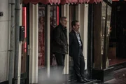 Julien Baptiste (Tchéky Karyo, l.); Edward (Tom Hollander, r.) Julien Baptiste (Tchéky Karyo, l.); Edward (Tom Hollander, r.)