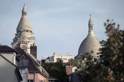 Montmartre erwacht unter Trommelwirbel. Die Straßenkinder des Viertels, Poulbots genannt, durchstreifen den Hügel im Rhythmus ihrer Schläge. Montmartre erwacht unter Trommelwirbel. Die Straßenkinder des Viertels, Poulbots genannt, durchstreifen den Hügel im Rhythmus ihrer Schläge.