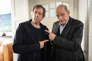 Wilsberg (Leonard Lansink, r.) und Ekki (Oliver Korittke, l.) recherchieren gemeinsam in dem Mordfall um einen Wohlt&auml;ter der Stadt M&uuml;nster.