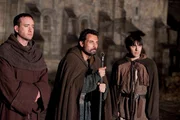 Die heikle politische Lage h&auml;lt Tom (Rufus Sewell, m.) und Prior Philip (Matthew Macfadyen,l.) nicht davon ab, den Bau einer gewaltigen Kathedrale in Angriff zu nehmen.