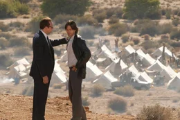 Vitali (Jared Leto, r.) bekommt Gewissensbisse, als er bemerkt, dass ihre "Kunden" mit den Waffen ein Zeltdorf mit Zivilisten ausl&ouml;schen wollen. Vergeblich versucht er Yuri (Nicolas Cage) dazu zu bringen, den Handel abzubrechen, doch dieser erkennt im Gegensatz zu Vitaly, in welcher Gefahr sie sich bef&auml;nden, wenn sie das Gesch&auml;ft nicht abwickeln w&uuml;rden...  +++ Die Verwendung des sendungsbezogenen Materials ist nur mit dem Hinweis und Verlinkung auf RTL+ gestattet. +++