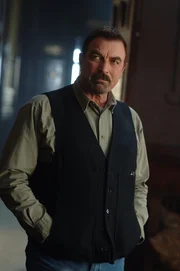 Jesse Stone (Tom Selleck): Mürrische Schale, menschenfreundlicher Kern. Jesse Stone (Tom Selleck): Mürrische Schale, menschenfreundlicher Kern.