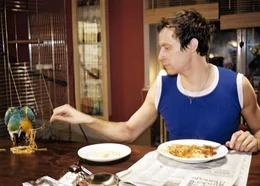 Carlo (Marc Hosemann) ignoriert das ausdr&uuml;ckliche Verbot von Mala und versorgt Anatol mit leckeren Spaghetti ...