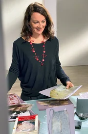 Ariane Fennetaux, Historikerin und Spezialistin für Bekleidungsgewohnheiten im 18. Jahrhundert, erzählt die Geschichte einer aus der Mode gekommenen Taschenform: der Beuteltasche.