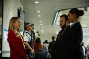Meg (Kirsty Sturgess, r.) und Max (John Bradley, 2.v.r.) verabschieden sich am Flughafen von Abigail (Joanne Froggatt, l.), die nach Gro&szlig;britannien zur&uuml;ckkehrt.