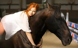 F&uuml;r Mika (Hanna Binke) und ihr Pferd "Ostwind" geht es um viel mehr, als das Reiten und Gewinnen von Turnieren - "Ostwind" droht der Abdecker, wenn er sich nicht bew&auml;hrt.
