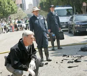 Gibbs (Mark Harmon, l.), Ducky (David McCallum, M.) und Jimmy (Brian Dietzen, r.) untersuchen den Tatort nach Spuren ... Gibbs (Mark Harmon, l.), Ducky (David McCallum, M.) und Jimmy (Brian Dietzen, r.) untersuchen den Tatort nach Spuren ...