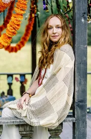 Barthls Tochter Johanna (Brigitte Hobmeier) lebt in einer Kommune. Barthls Tochter Johanna (Brigitte Hobmeier) lebt in einer Kommune.