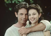 F&uuml;hren scheinbar eine gl&uuml;ckliche Ehe: Nick (Bruce Greenwood, l.) und seine attraktive Frau Libby (Ashley Judd, r.) ...