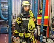 Reporter Jan Quick besucht die Feuerwehrschule in Essen, um die anspruchsvolle Ausbildung zu erkunden und herauszufinden, was Menschen motiviert, diesen Beruf zu ergreifen.