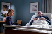 Ina Schulte (Isabell Gerschke) muss nicht nur die Diagnose eines unheilbaren Darmkrebses bei ihrem Vater Ewald Schulte (Jürgen Haug) verkraften, sondern auch seine beginnende Demenz akzeptieren. Ina Schulte (Isabell Gerschke) muss nicht nur die Diagnose eines unheilbaren Darmkrebses bei ihrem Vater Ewald Schulte (Jürgen Haug) verkraften, sondern auch seine beginnende Demenz akzeptieren.